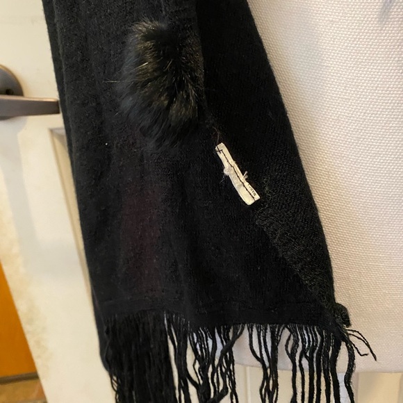 Vintage Black Shawl with Faux Fur - Picture 2 of 7